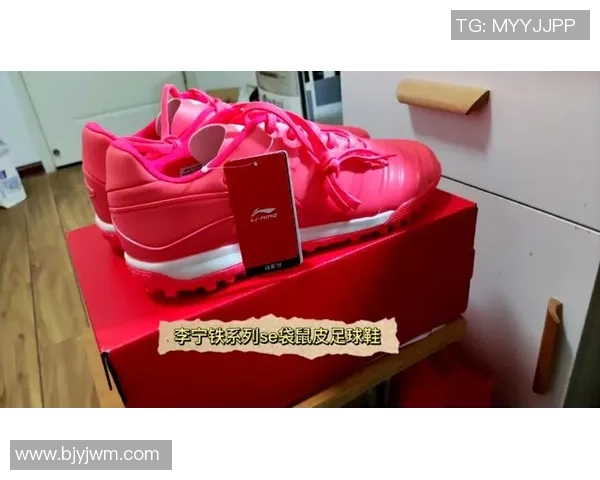 足球明星亲自拆箱揭秘新装备背后的故事与技术创新